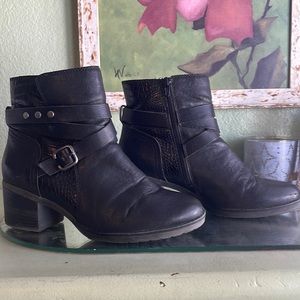 Naturalizer 9 Wide ankle zip boot black